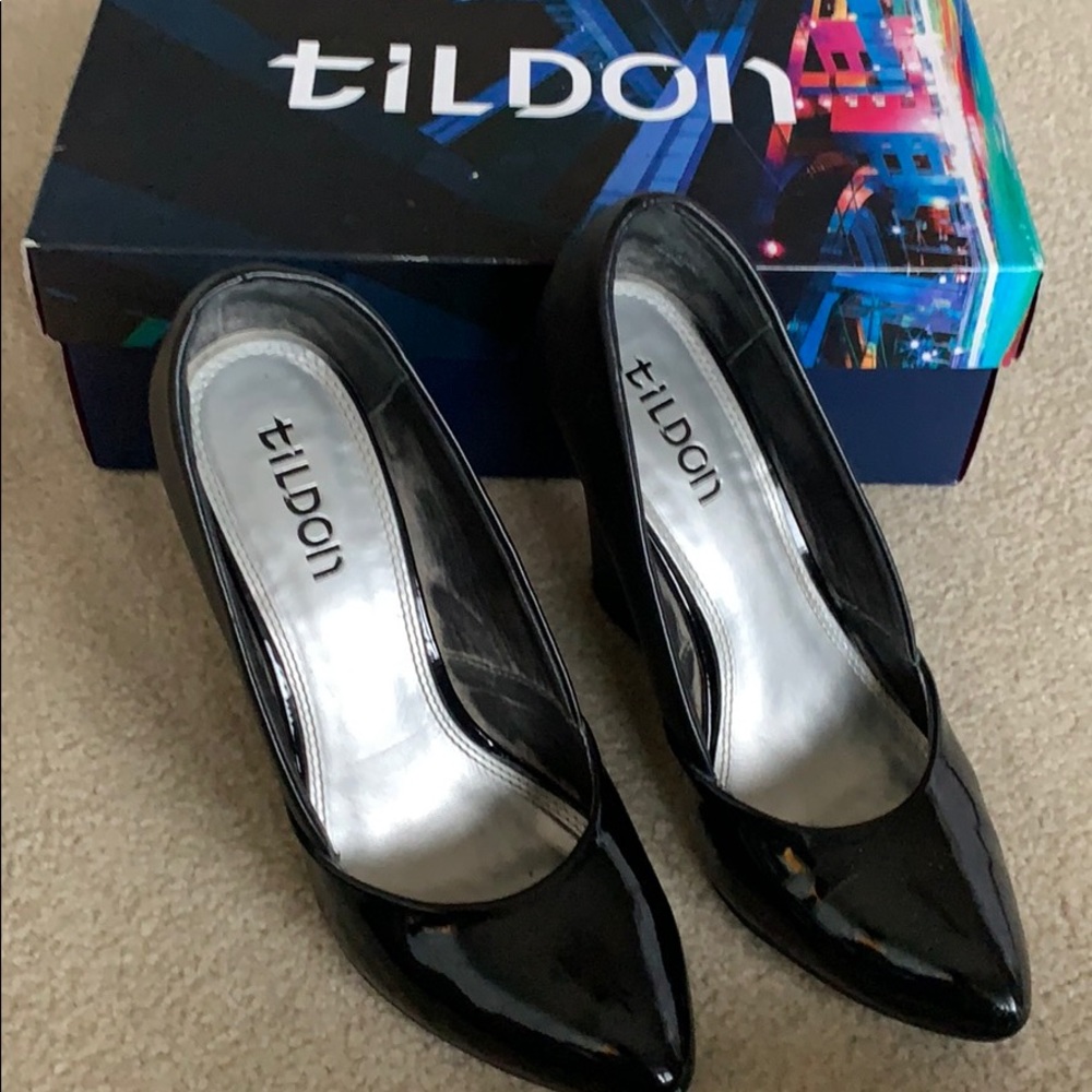 Black wedges